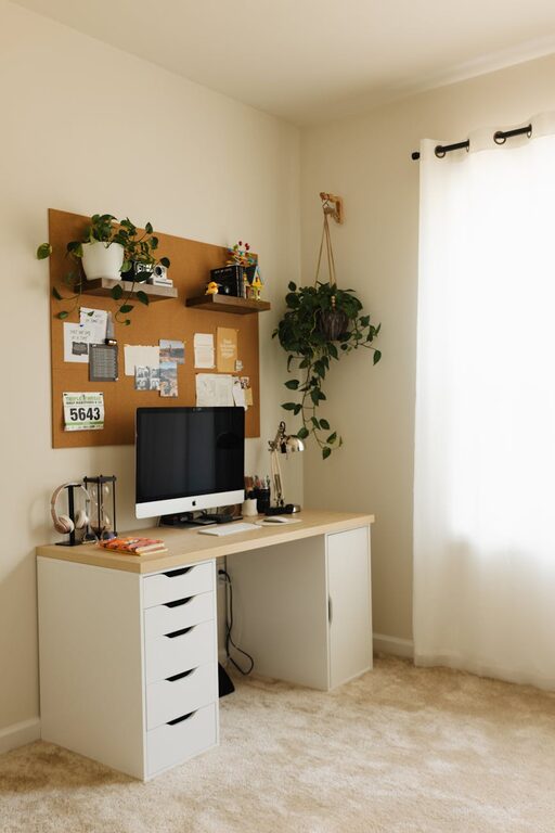 Sfaturi practice pentru organizarea spațiului de lucru acasă și creșterea productivității